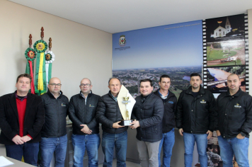 Executivo recebe diretoria do Entre-Ijuís Agrocampo/Futsal