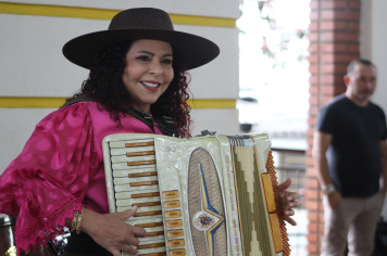 Domingo do Brique teve show com Marinês Siqueira