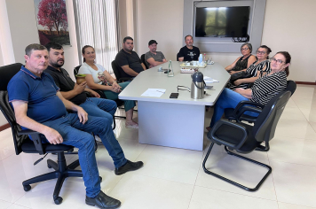 Secretária de Agricultura, Indústria e Comércio realiza reunião com expositores do Brique