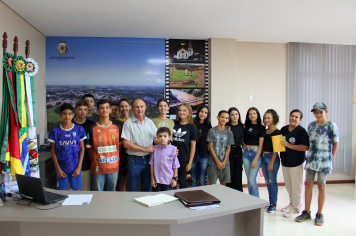 Estudantes da Escola Antônio Cortez visitam o executivo