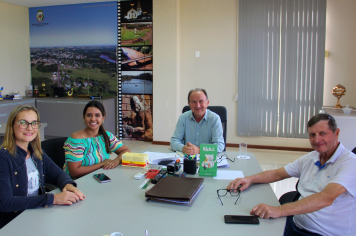 Executivo recebe convite para inauguração de nova empresa