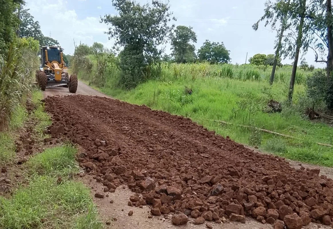 Secretaria de Obras realiza melhorias na Serra de Baixo e Esquina Central 