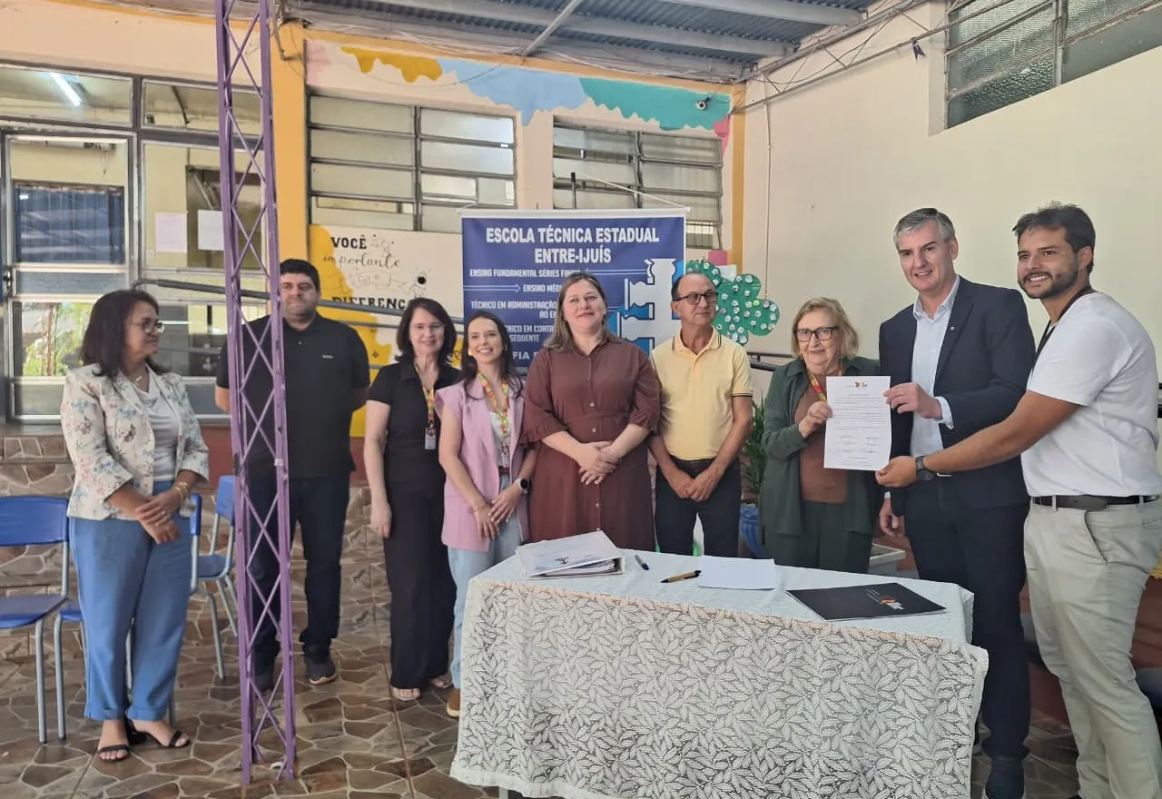 Poder Executivo participa da assinatura da ordem de serviço para melhorias na Escola Estadual