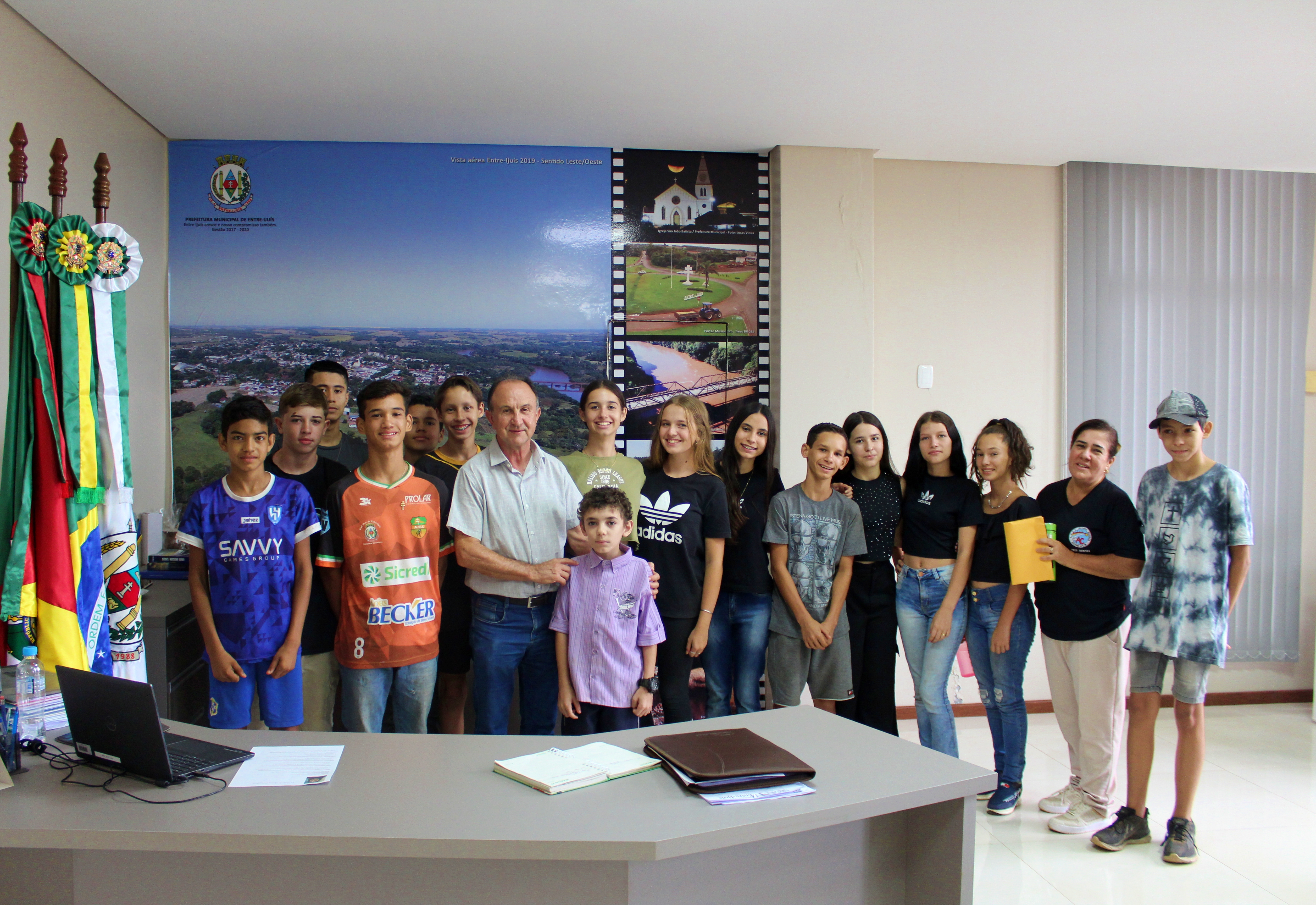 Estudantes da Escola Antônio Cortez visitam o executivo