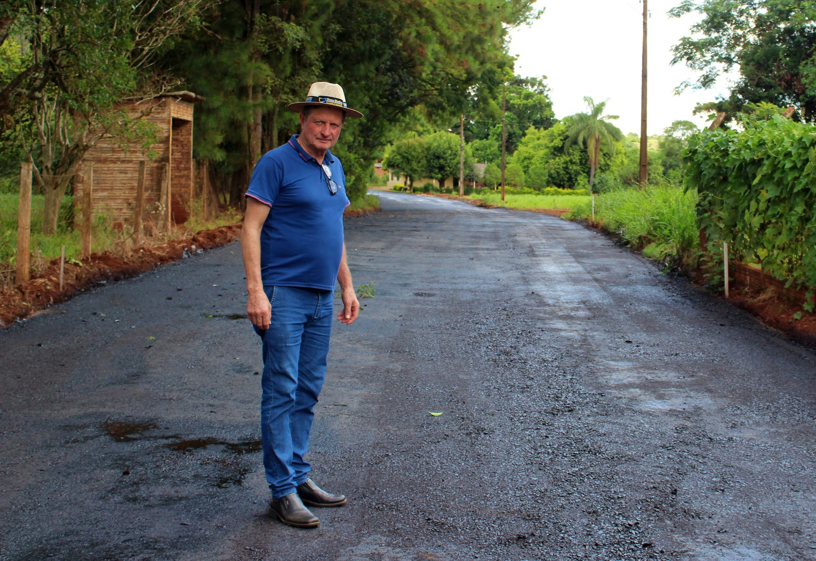 Iniciam obras de asfaltamento de trecho da esquina Caraguataí