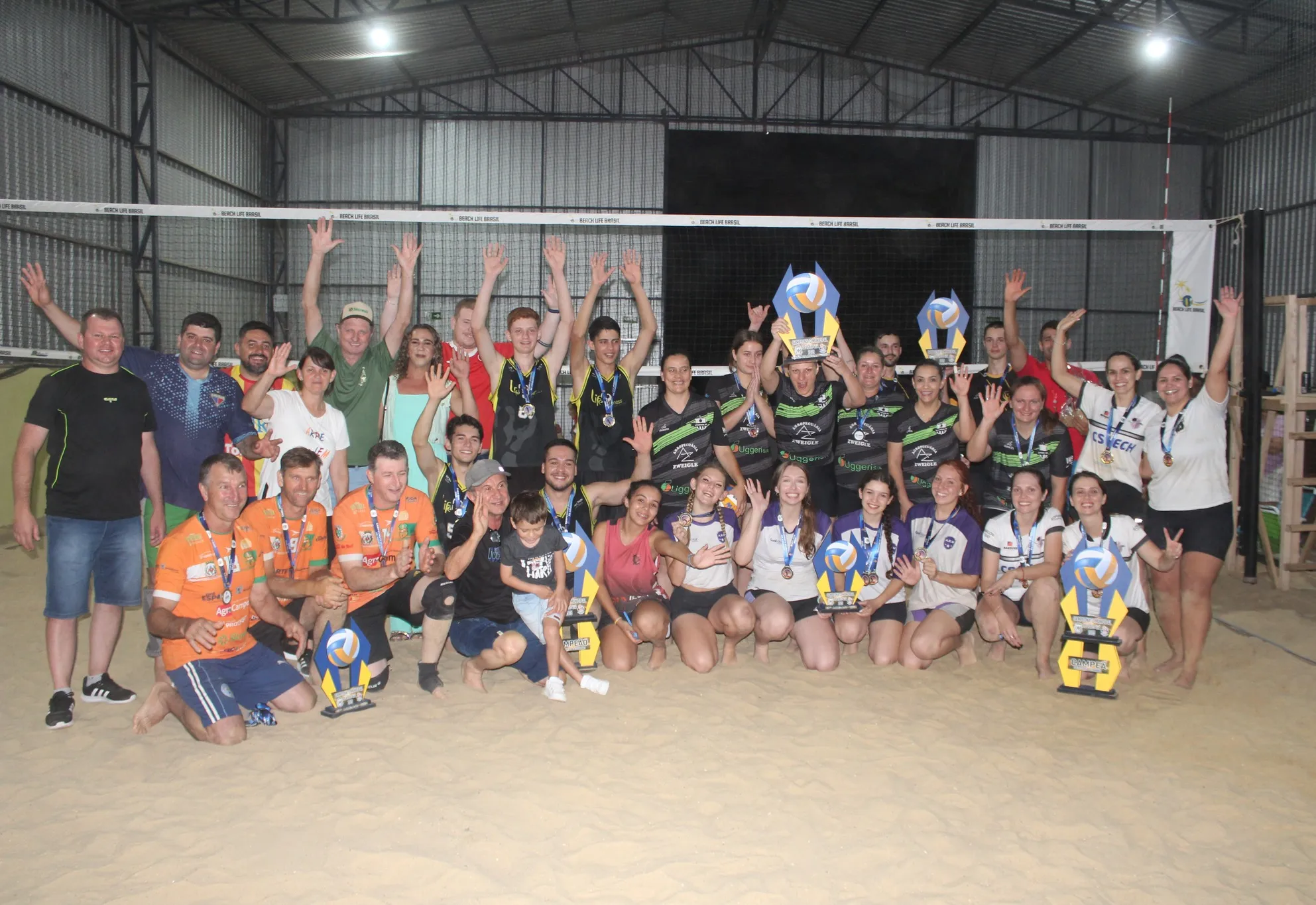 R.E Bebidas e Life Fitness são campeões do Vôlei 4x4