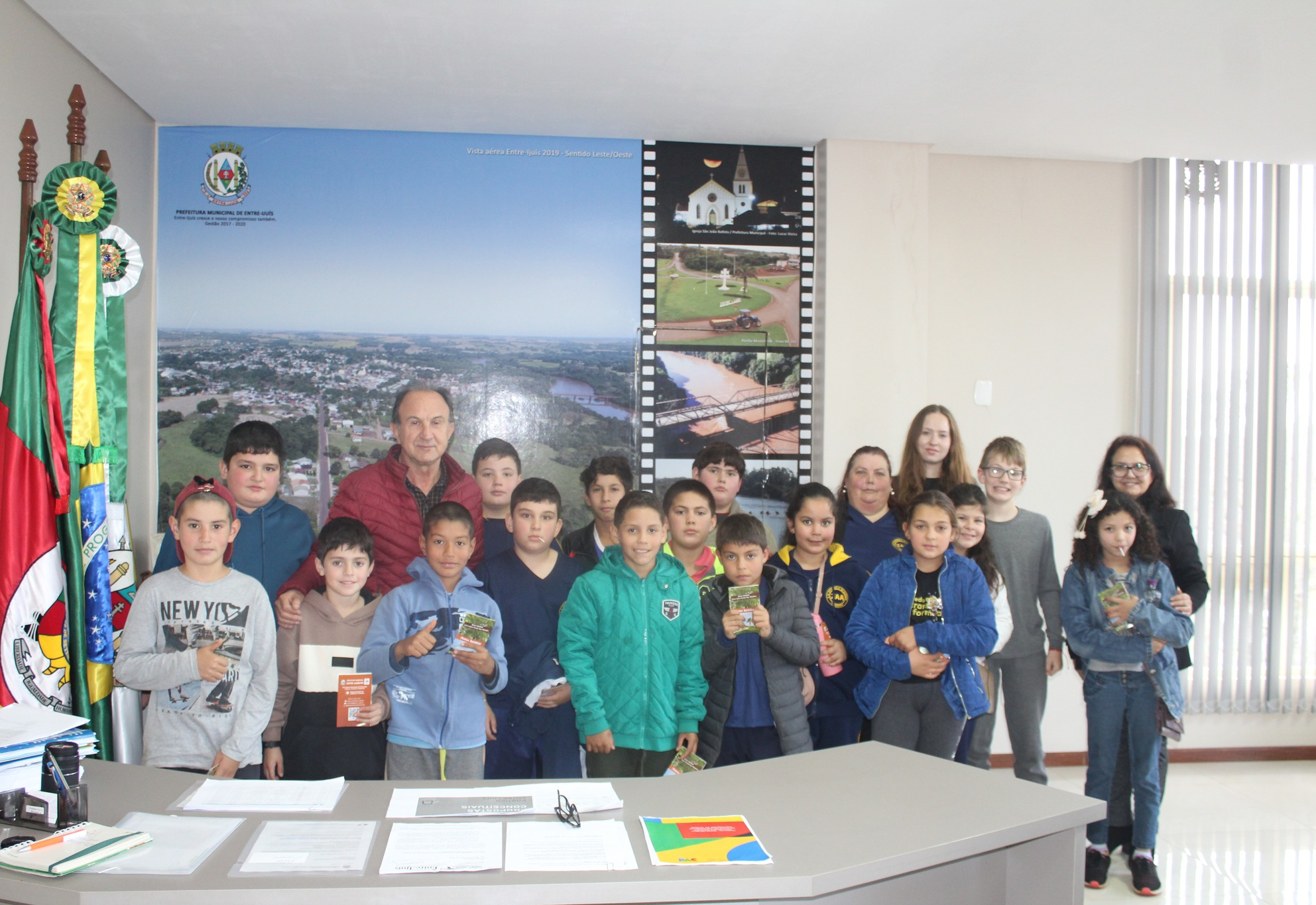 E.M.E.F Zeferino Antunes de Almeida realiza visita na sede da Prefeitura 